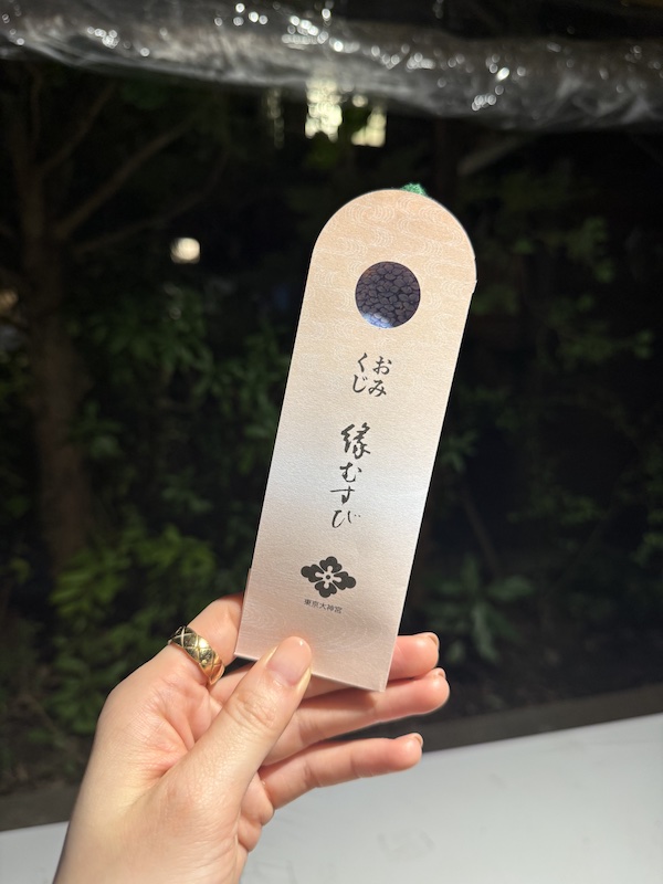 お花と香りまで楽しめる「縁結びみくじ」