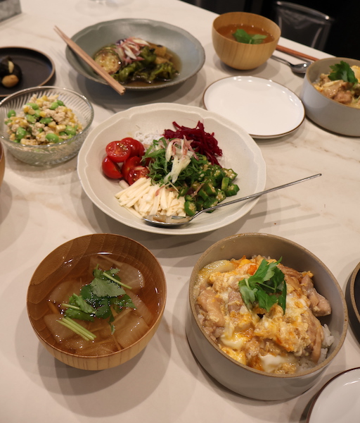 今月のメニューは「ふわとろ親子丼」が主役！