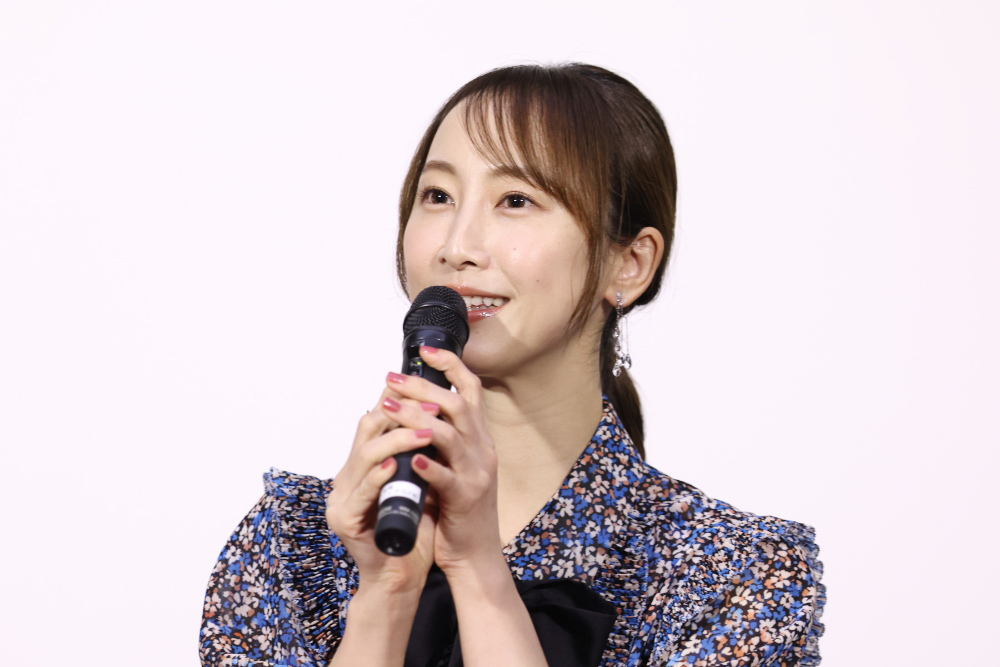 マイクを持って話す松井玲奈さん