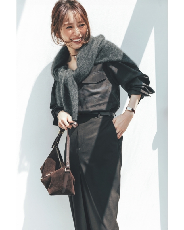 グレーのチェック柄シャツ×肩に巻いたグレーニット×チャコールグレーパンツコーデ