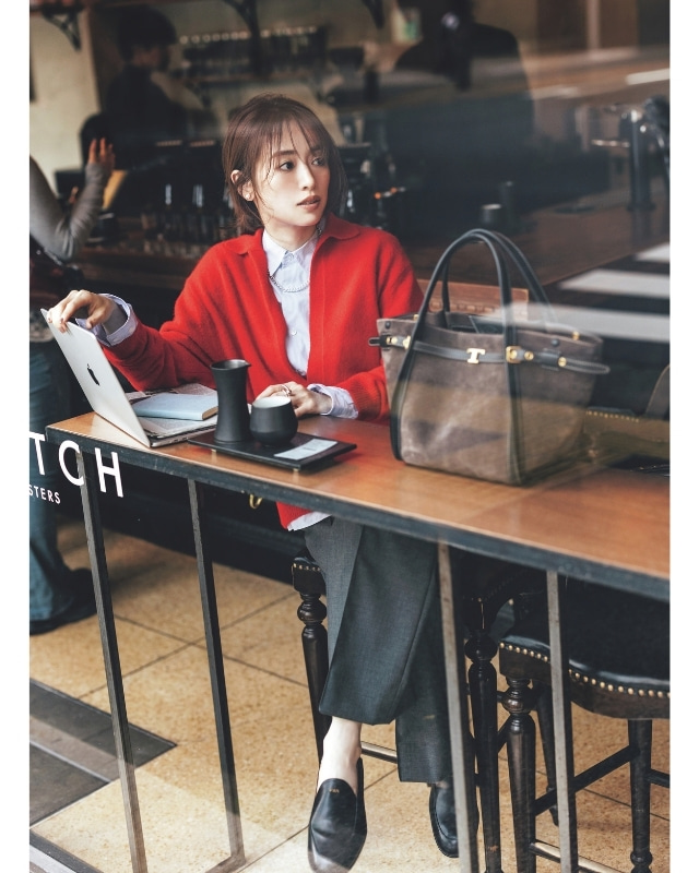 赤のスキッパーニット×白シャツ×グレーパンツ×黒ローファーコーデ