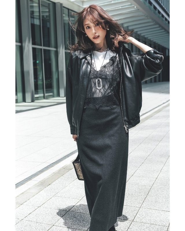 黒レザーブルゾン×白Tシャツ×黒レースキャミ×黒タイトスカートコーデ