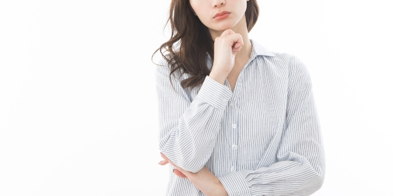 考える女性の写真