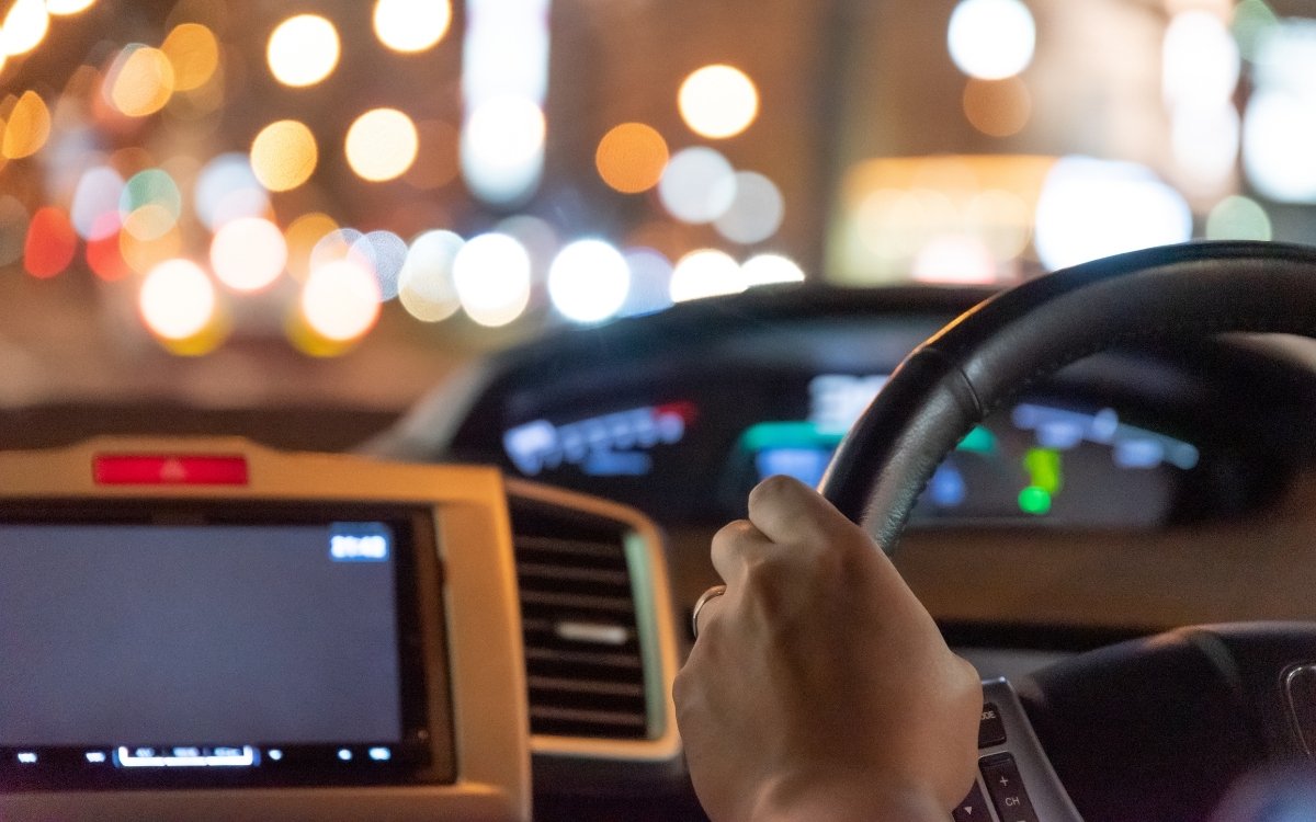 車を運転している写真