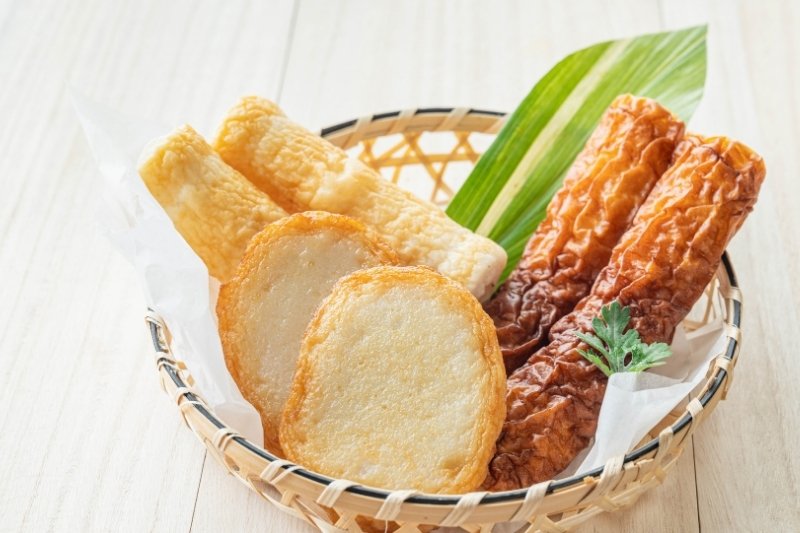ちくわとさつま揚げが竹かごに入れられている写真
