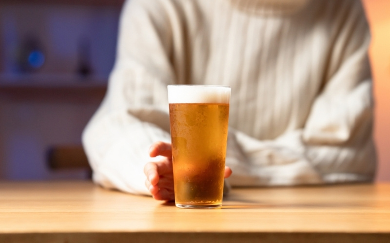 家でビールを飲む女性の写真