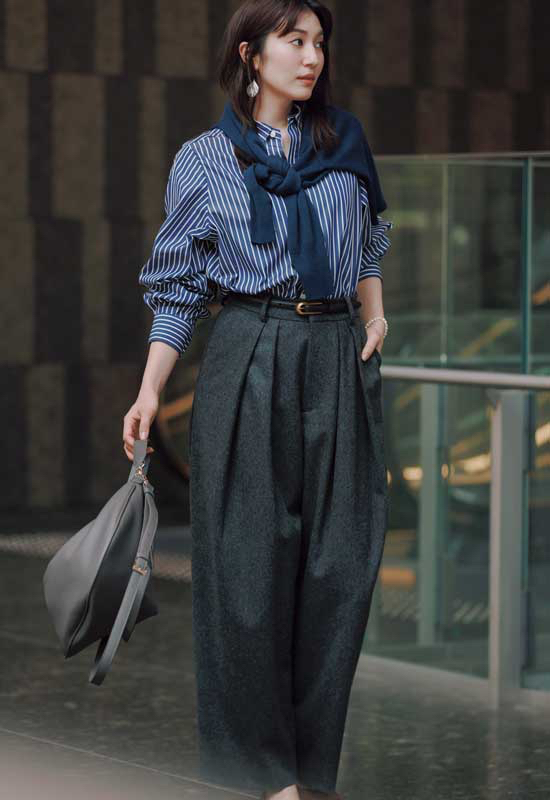 ストライプ柄シャツ×肩掛けカーデ×タックワイドパンツ