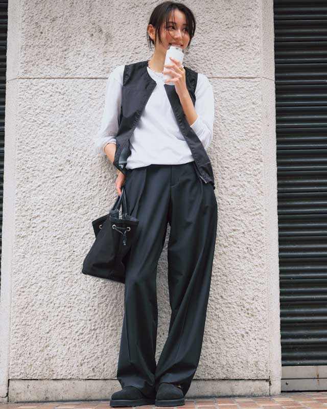 ナイロンベスト×白カットソー×黒パンツ