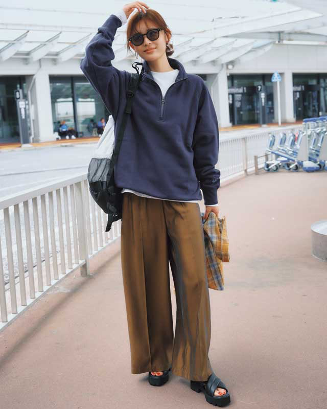 スウェットトップス×白カットソー×とろみパンツ