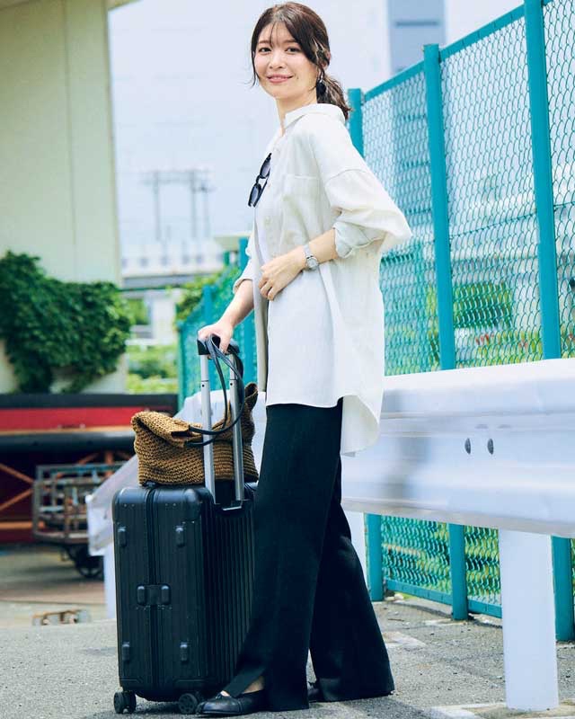 白シャツ×Tシャツ×黒パンツ