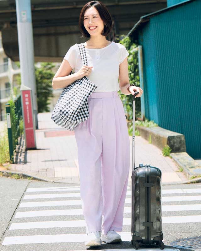 白カットソー×ピンクパンツ
