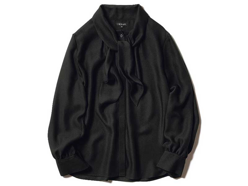 ブラウス¥16,500(ワールド プレスインフォメーション〈インディヴィ〉)
