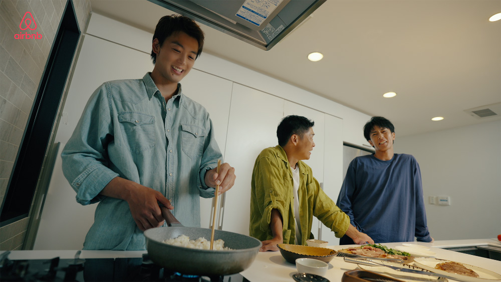 料理を作っている竹内涼真さんと友人