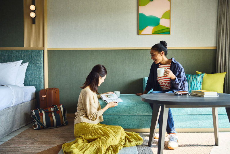 ホテル客室で座って会話している人