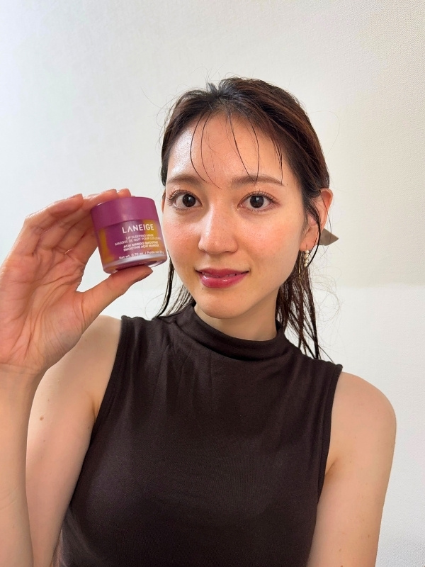 瓶を持ったAKIKAさんの写真