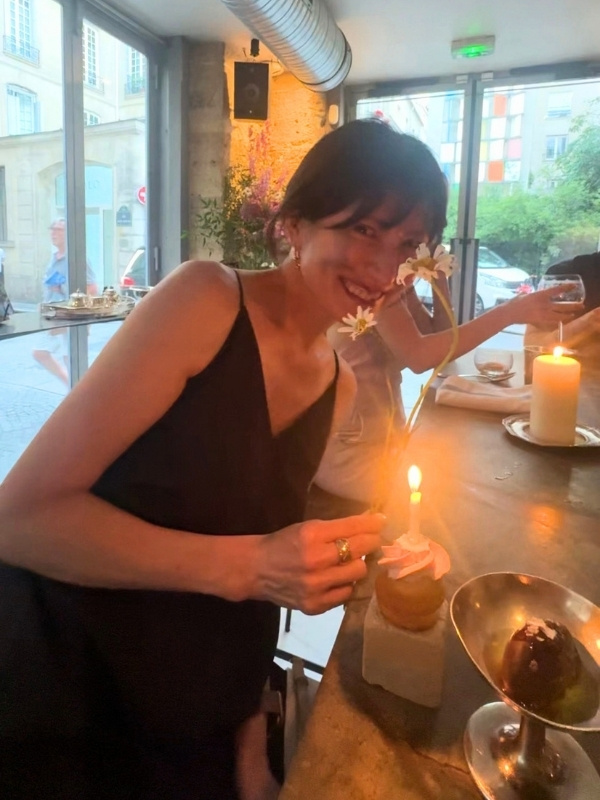 黒いドレス姿で食事を楽しむ飯島さんの写真
