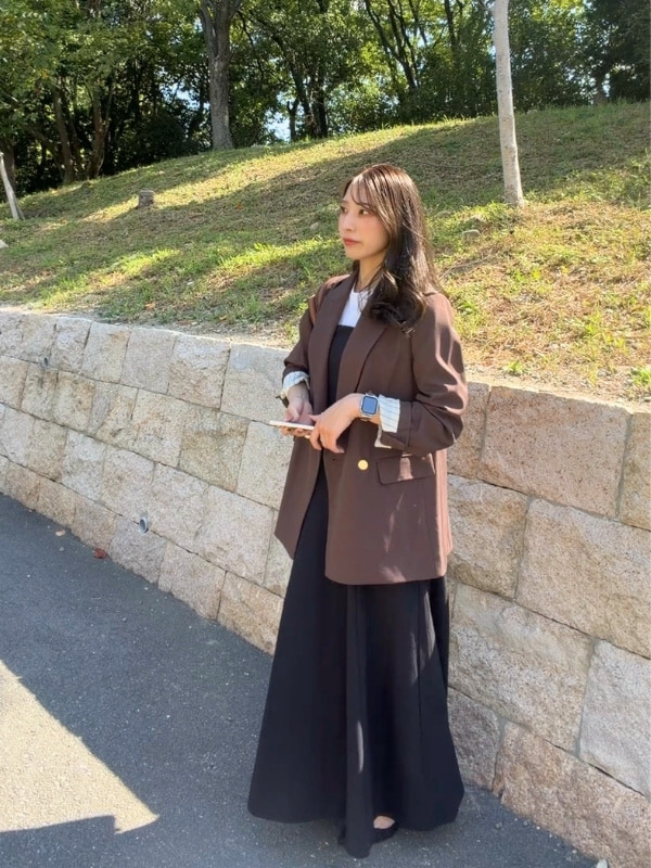 ジャケット×黒ワンピコーデの写真