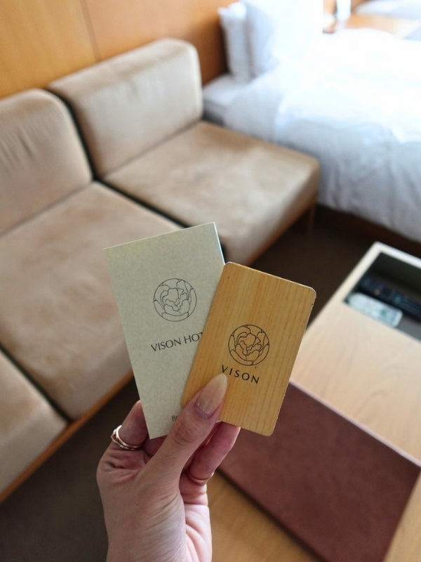 ホテルの部屋で撮影したカードキーの写真
