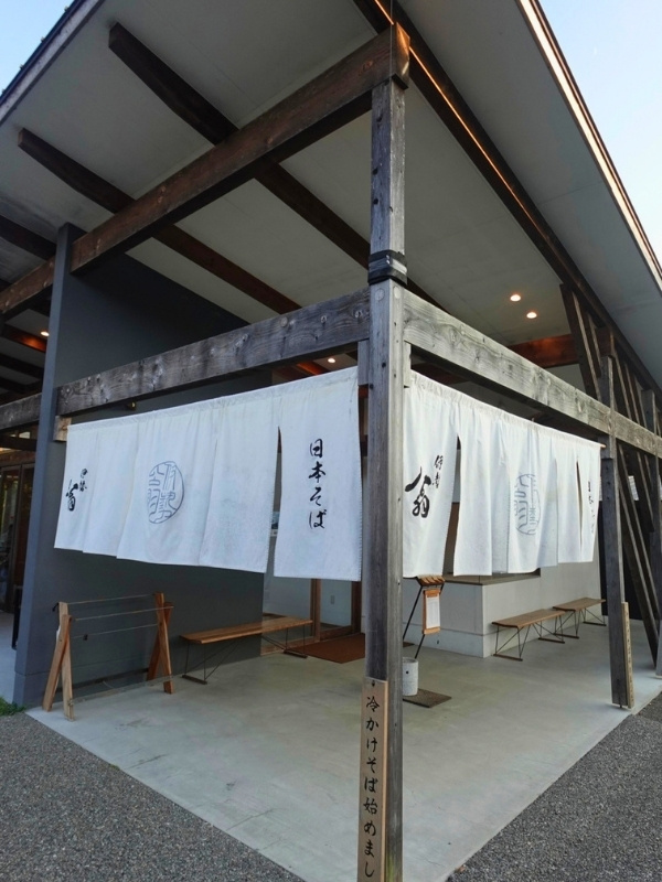 蕎麦屋の入り口の写真