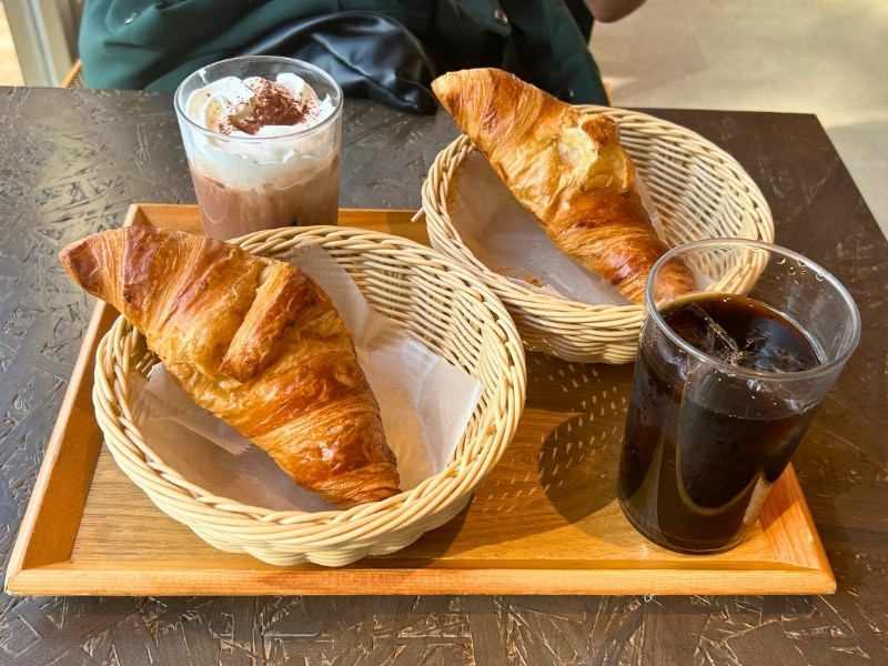 クロワッサンとコーヒーの写真
