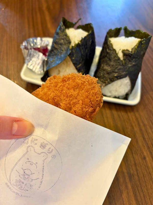 おにぎりとコロッケの写真