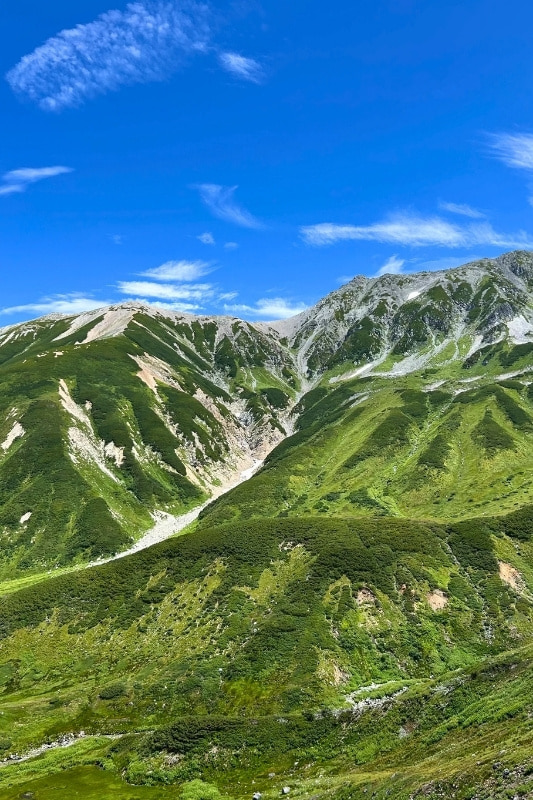 青い空と緑の山々の写真