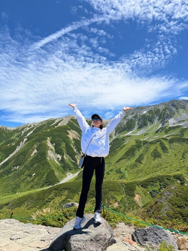 立山の景色をバックに移る入村産の写真