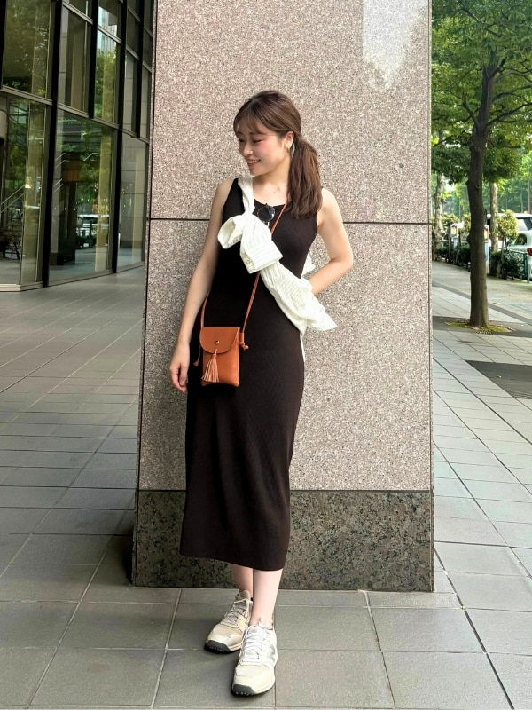 ワンピース×左肩に巻いた白シャツコーデの写真