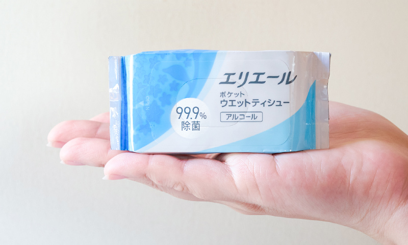 手のひらにウエットティシューをのせている写真