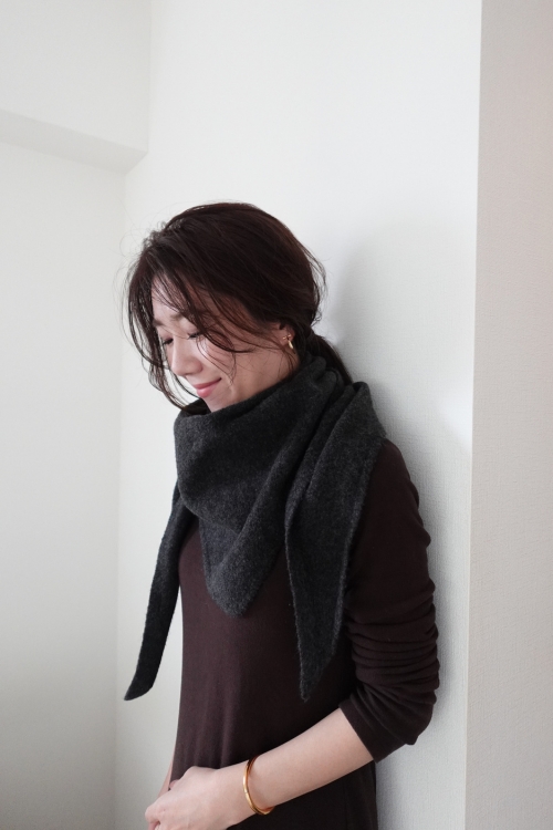 三角ストールを巻く宮本萌さん