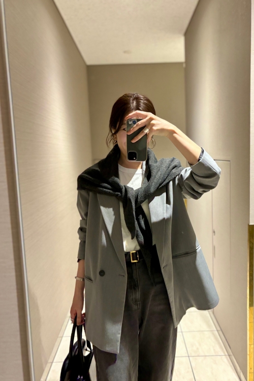 ジャケットにストールを巻く宮本萌さん