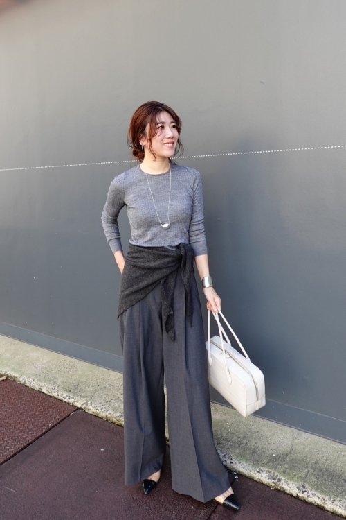 グレーのニットを着る宮本萌さん