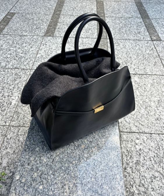 黒のバッグ