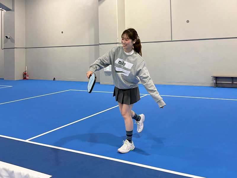 ピックルボールを楽しむ女性