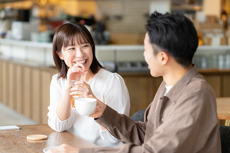 カフェでデートをするカップル