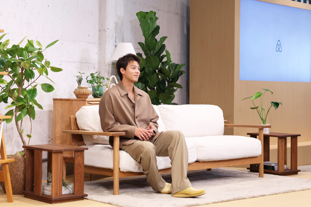 ソファに座る竹内さん