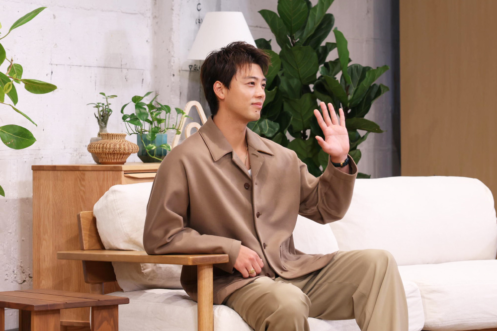 手を振っている竹内涼真さん