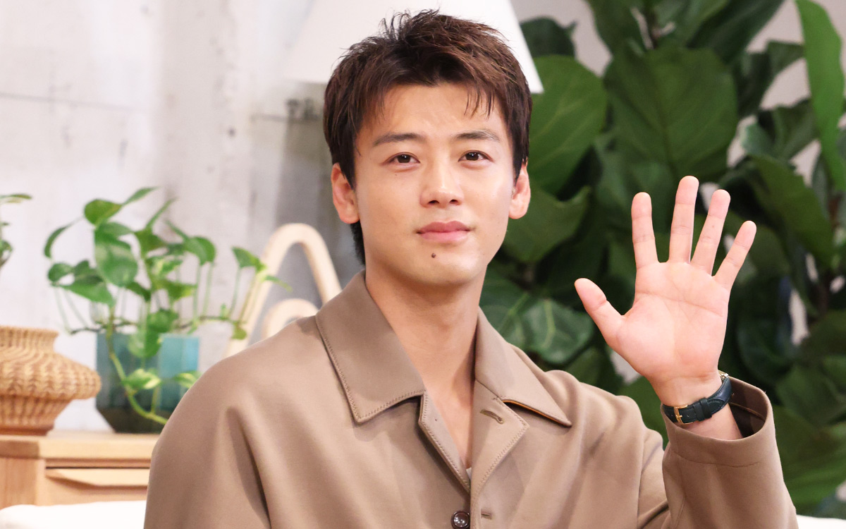 手を振る竹内涼真さん