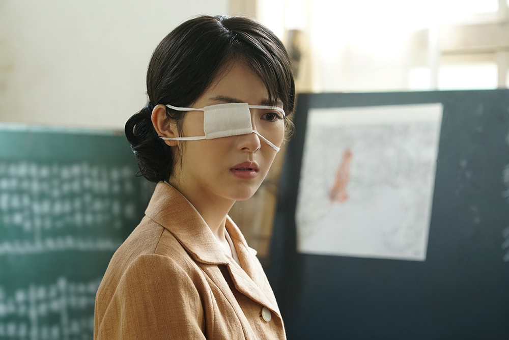 『ゴジラ-0.0』場面写真。浜辺美波さん演じる典子