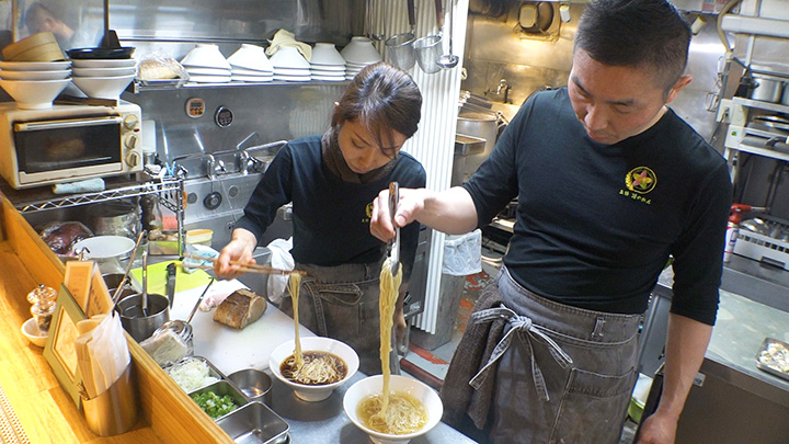 女性から大人気の ラーメン を作る美人店主の日課は 夫と手を繋いで寝る こと Oggi Jp