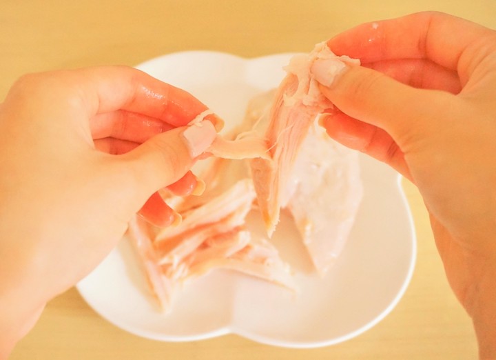 サラダチキンを指で食べやすい細さに割いておきます