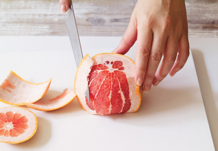 皮と果肉表面の薄皮は、ナイフを果肉の外側に入れてそぎ落とす