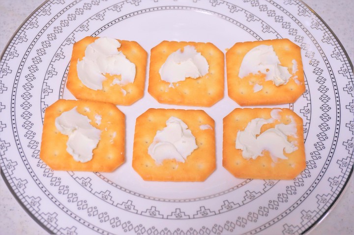 1.お皿の上にクラッカーを並べて、クリームチーズを塗る。