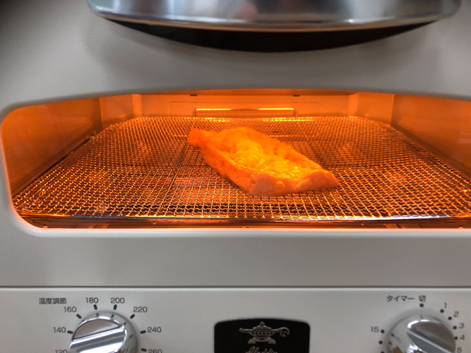 240℃のオーブントースターで温めます